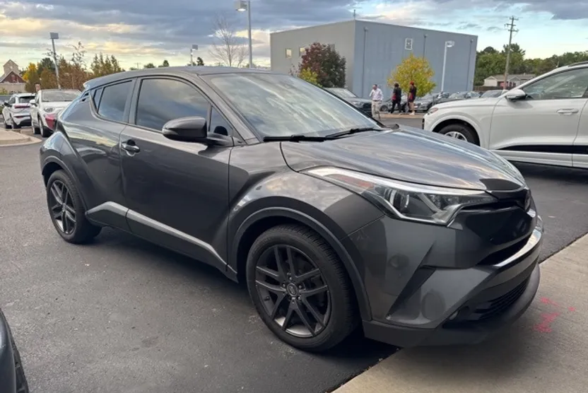 2018 Toyota C-HR XLE photo 1