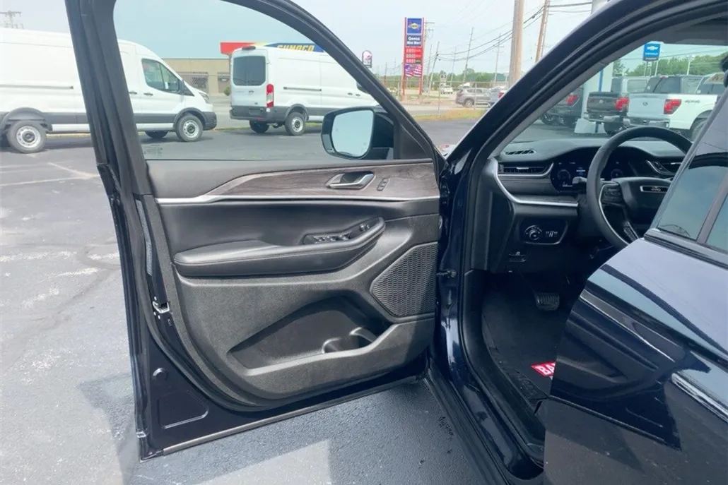 2023 Jeep Grand Cherokee Limited photo 1