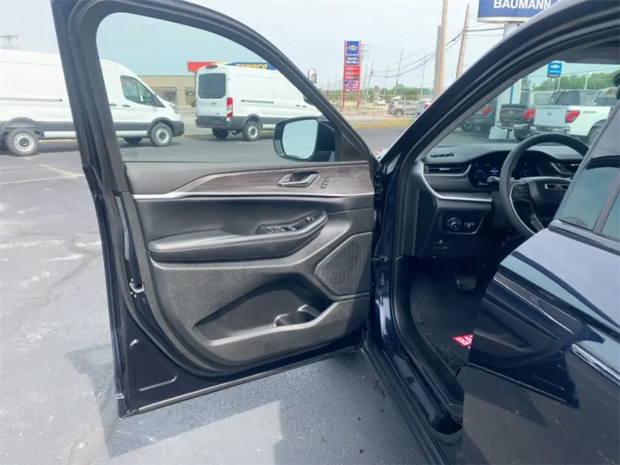 2023 Jeep Grand Cherokee Limited photo 1