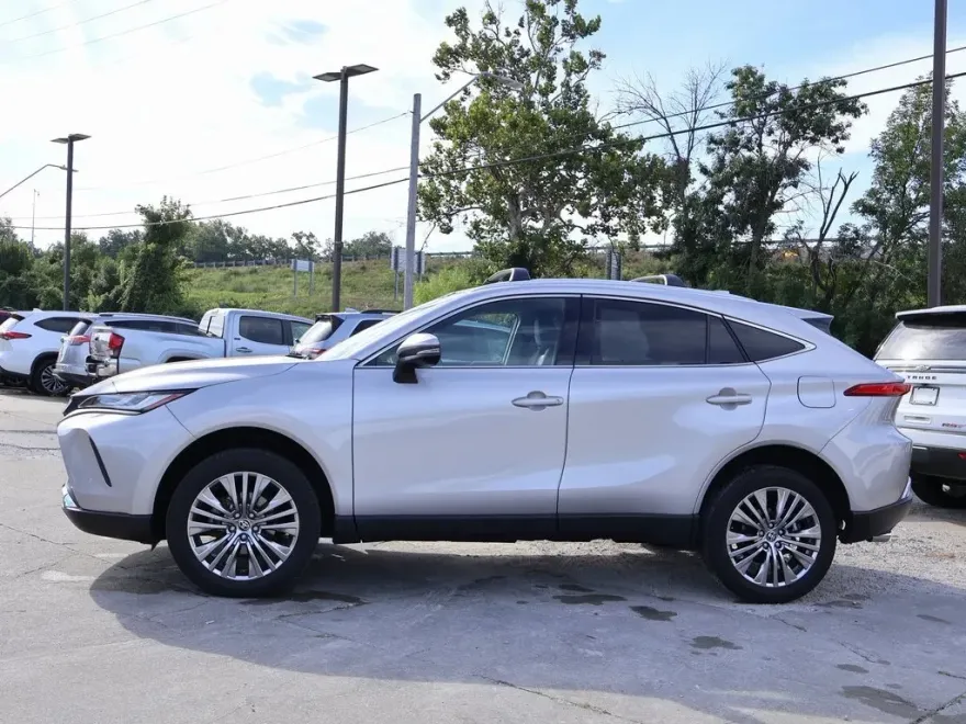 2024 Toyota Venza XLE photo 1