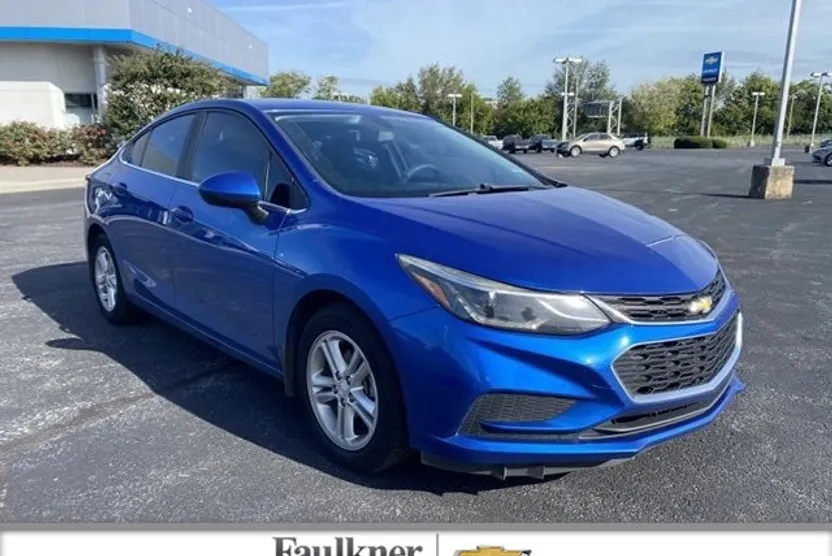 2017 Chevrolet Cruze LT photo 1