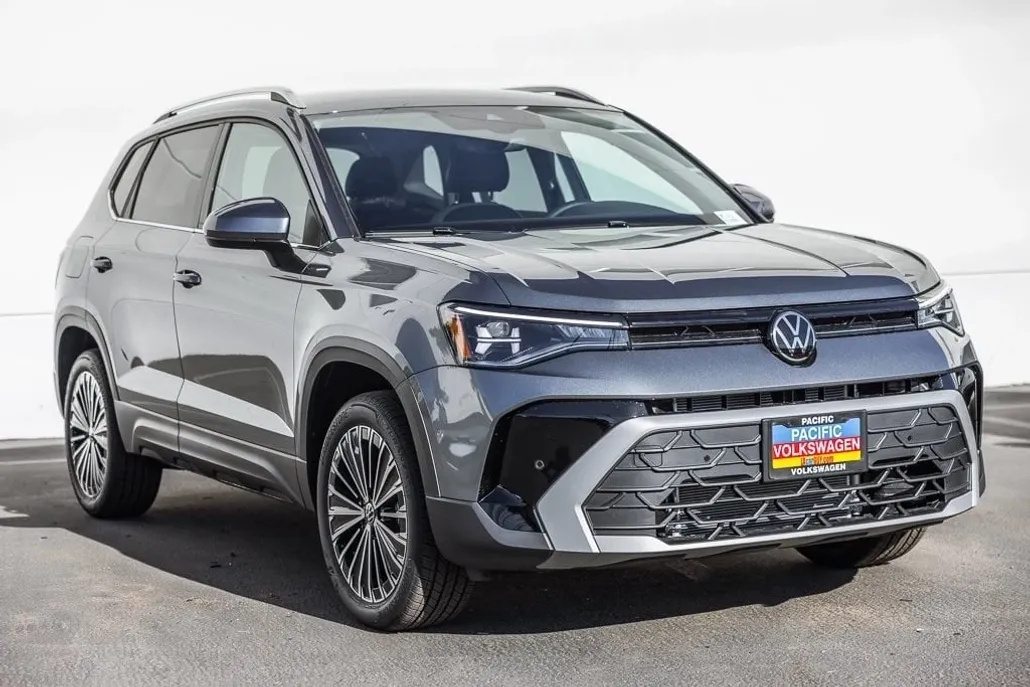 2025 Volkswagen Taos SE photo 1