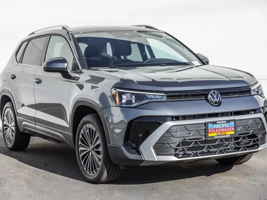 2025 Volkswagen Taos SE photo 1