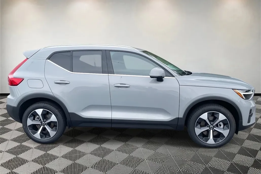 2025 Volvo XC40 Core photo 1