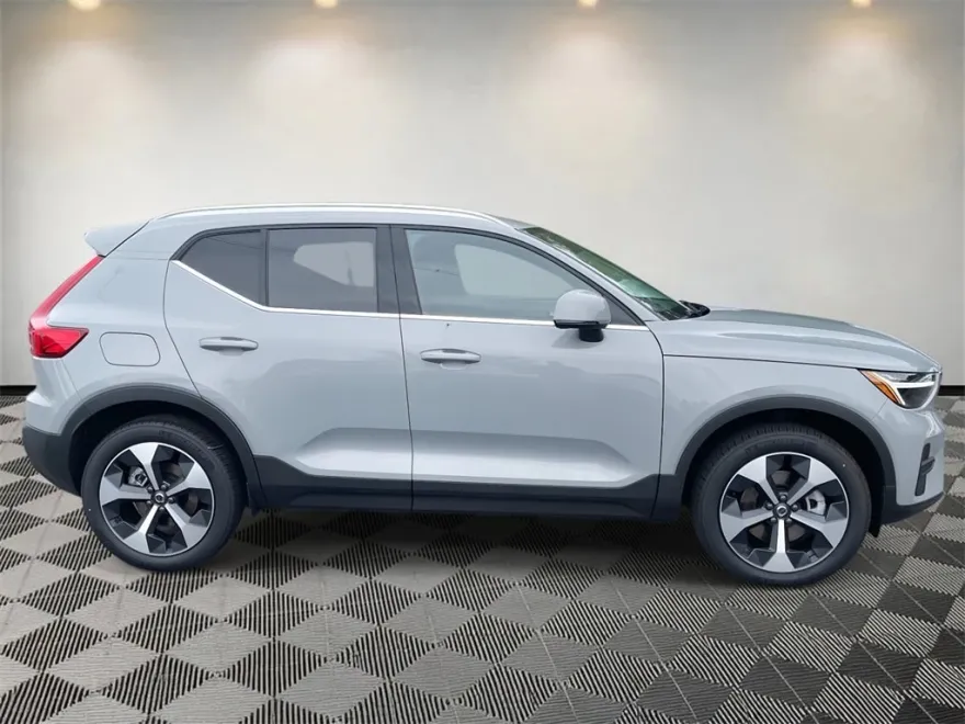 2025 Volvo XC40 Core photo 1