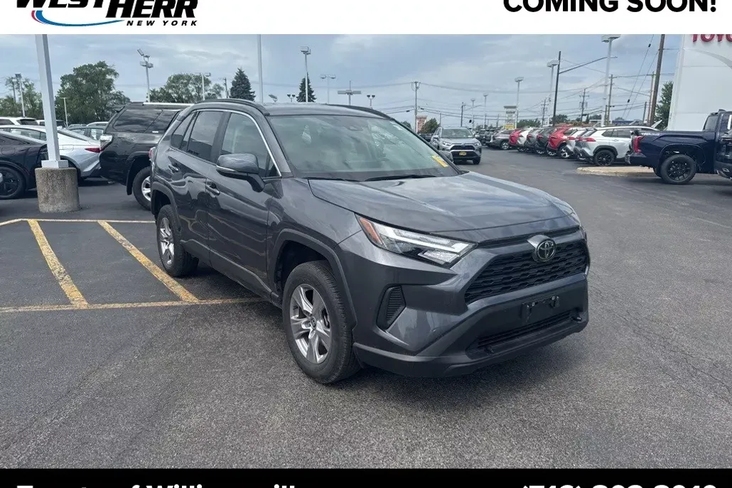 2022 Toyota RAV4 XLE photo 1