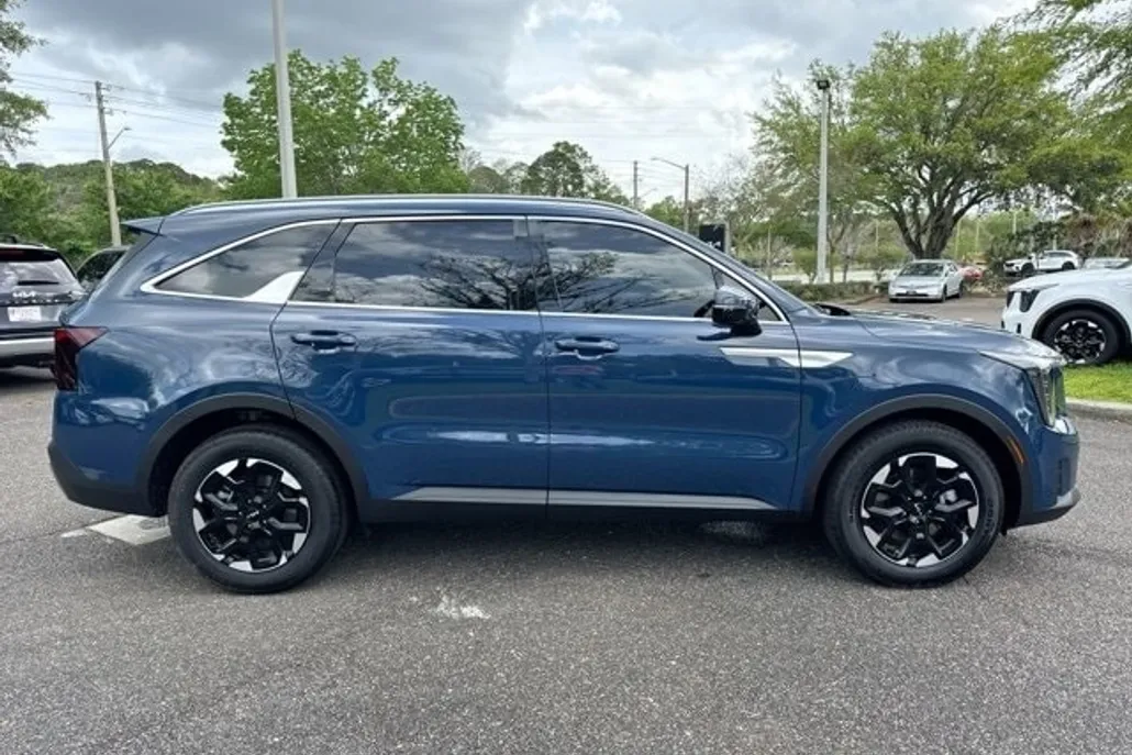 2025 Kia Sorento S photo 1