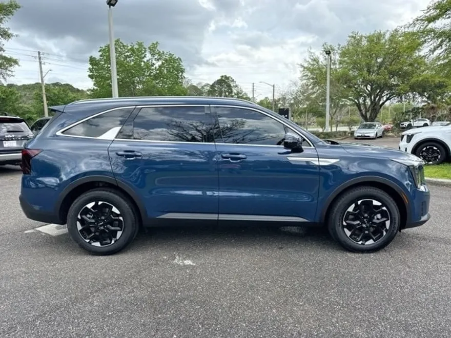 2025 Kia Sorento S photo 1