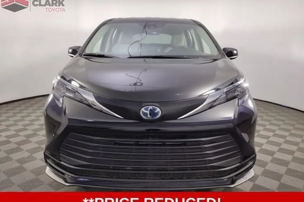 2024 Toyota Sienna LE photo 1