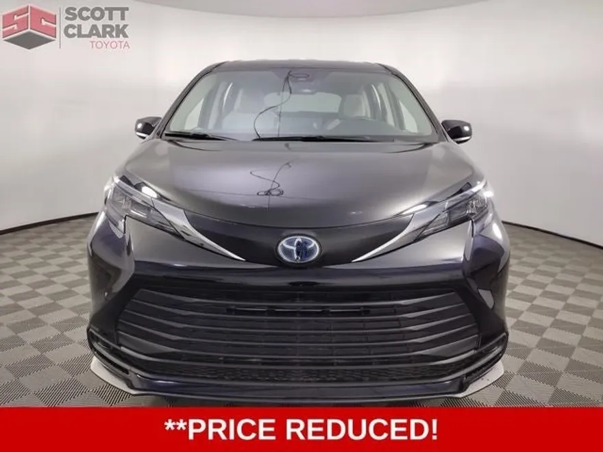 2024 Toyota Sienna LE photo 1