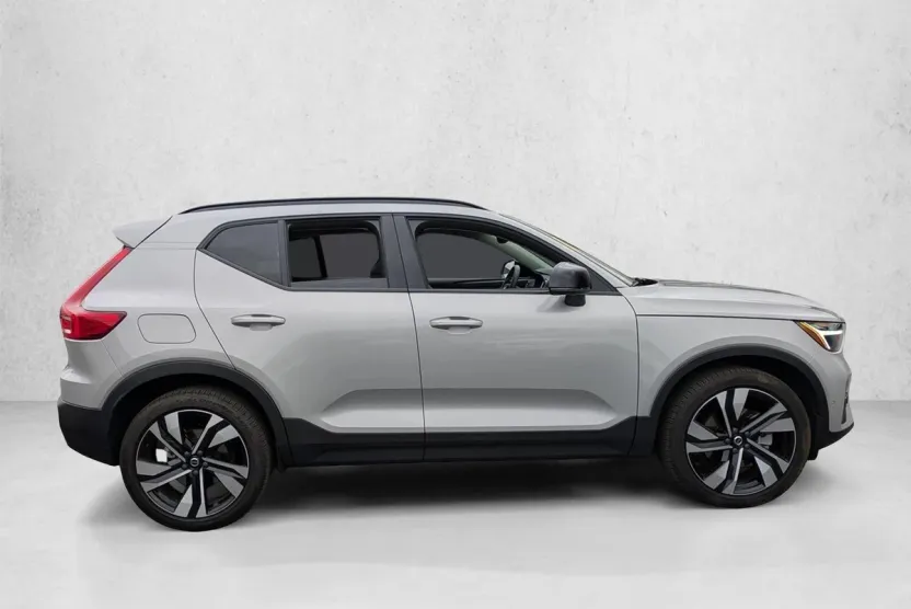 2023 Volvo XC40 AWD Plus photo 1