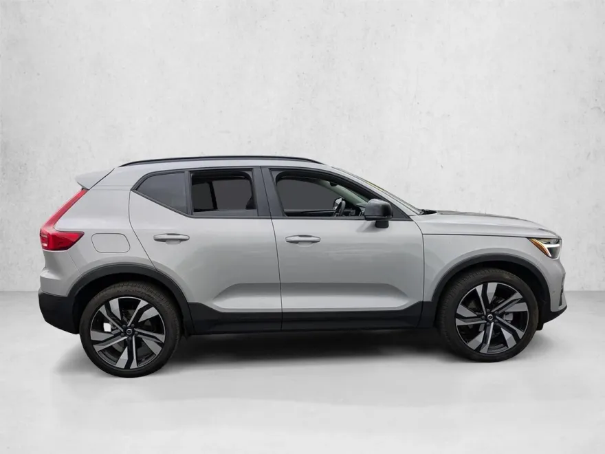 2023 Volvo XC40 AWD Plus photo 1