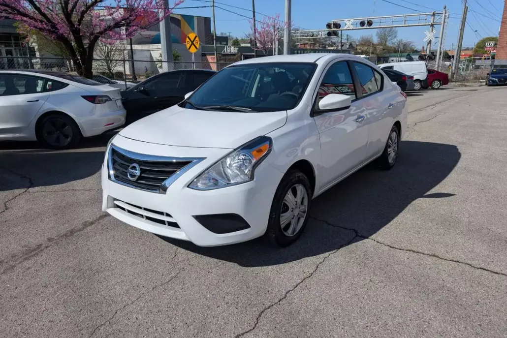 2018 Nissan Versa 1.6 SV Sedan photo 1