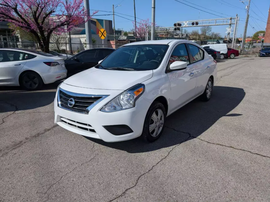 2018 Nissan Versa 1.6 SV Sedan photo 1