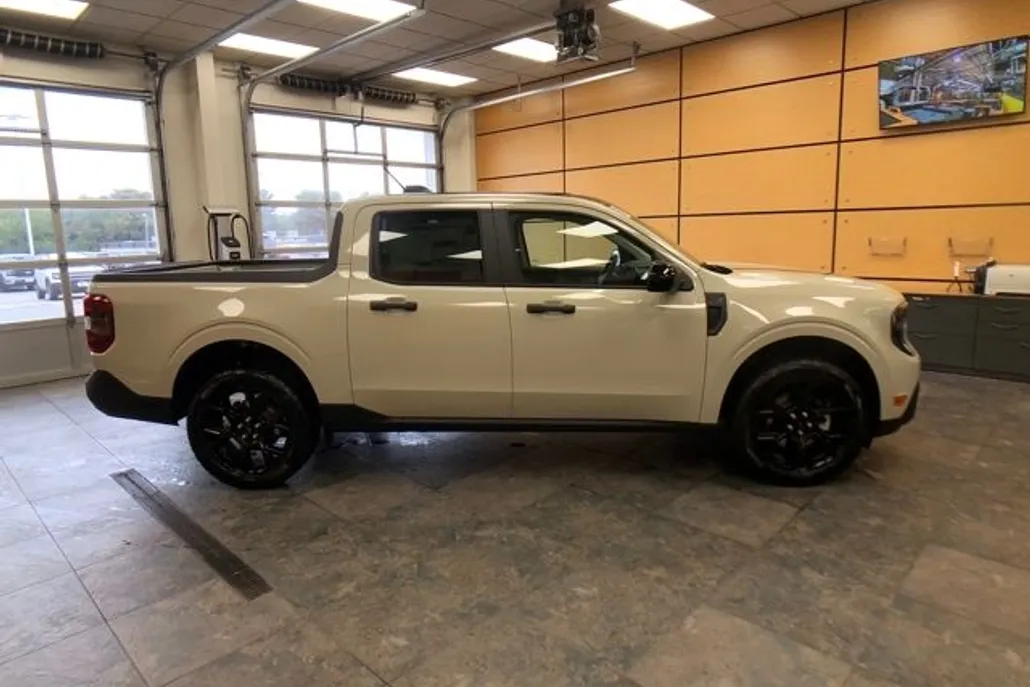 2025 Ford Maverick XLT photo 1