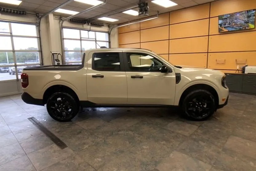2025 Ford Maverick XLT photo 1