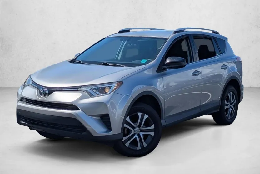 2016 Toyota RAV4 LE photo 1