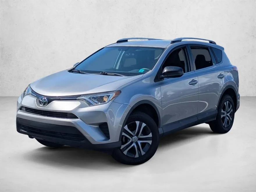 2016 Toyota RAV4 LE photo 1