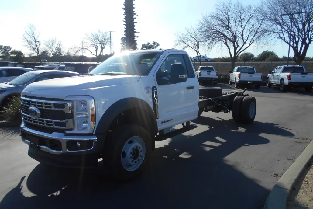 2024 Ford F-600 photo 1
