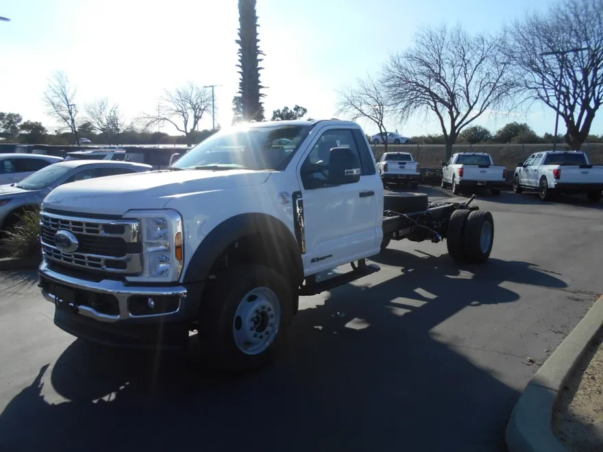 2024 Ford F-600 photo 1