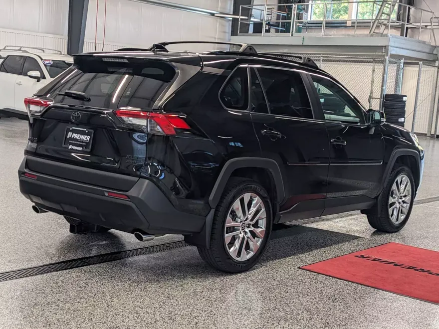 2021 Toyota RAV4 XLE Premium photo 1