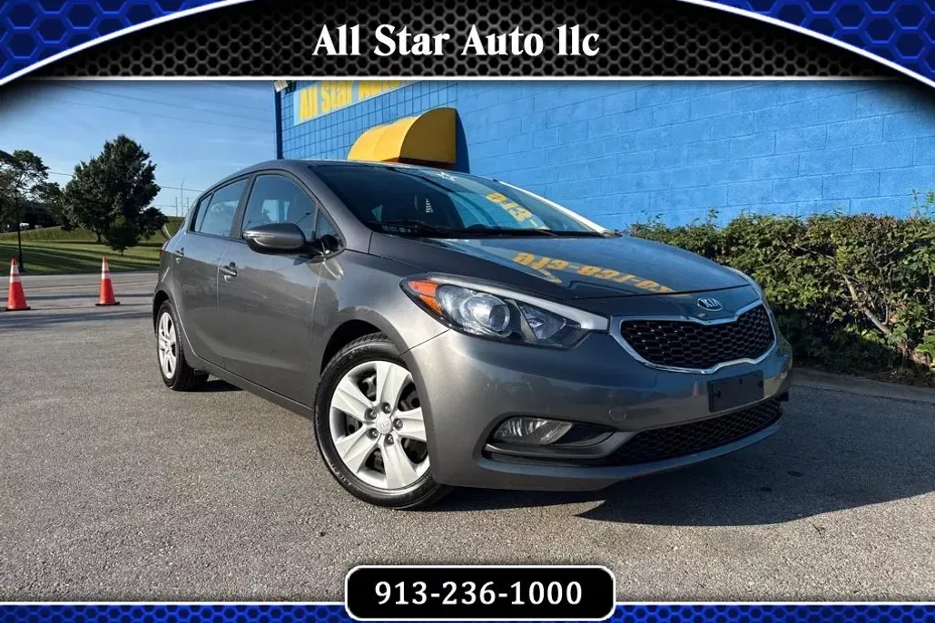 2016 Kia Forte 5-Door LX photo 1