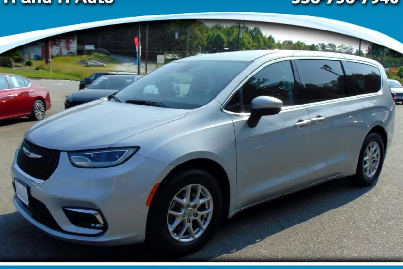 2023 Chrysler Pacifica Touring L photo 1