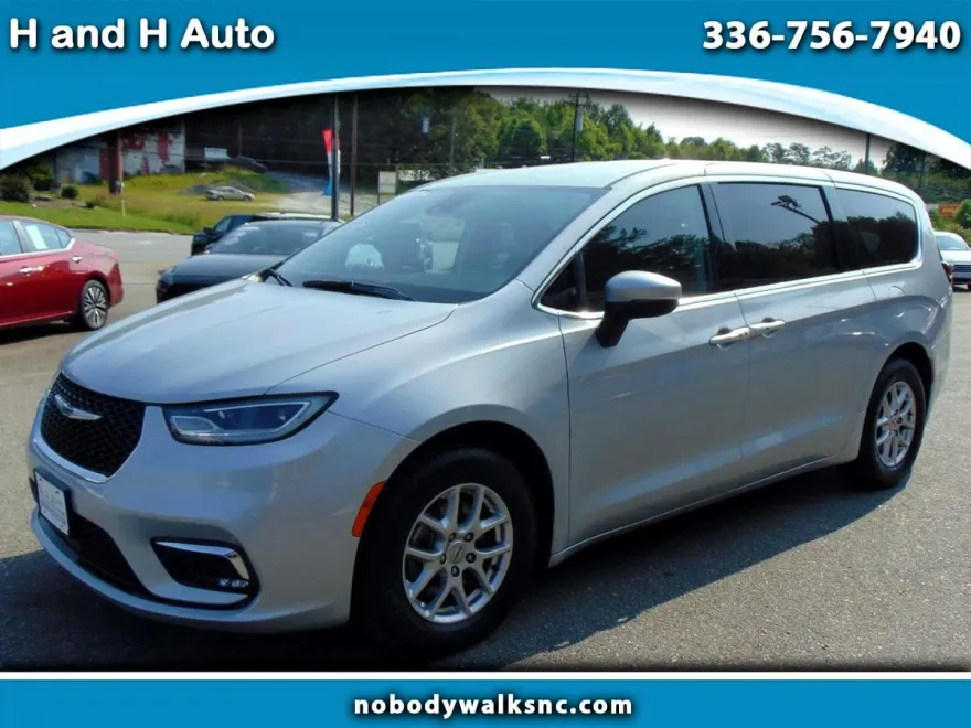 2023 Chrysler Pacifica Touring L photo 1