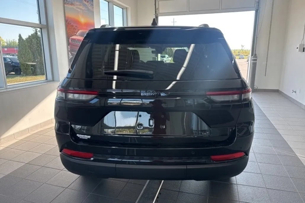 2025 Jeep Grand Cherokee Altitude photo 1