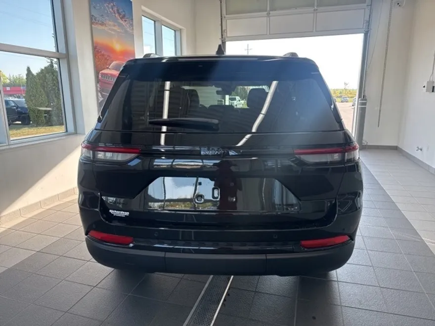 2025 Jeep Grand Cherokee Altitude photo 1