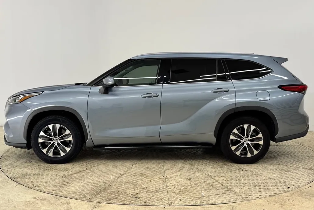2020 Toyota Highlander XLE photo 1
