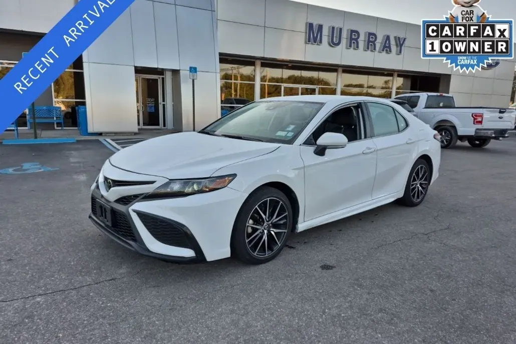 2024 Toyota Camry SE photo 1