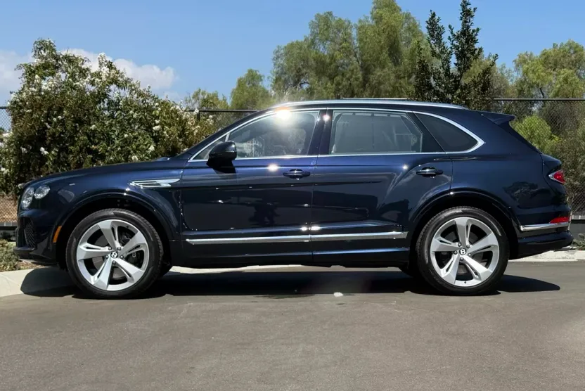 2024 Bentley Bentayga V8 photo 1