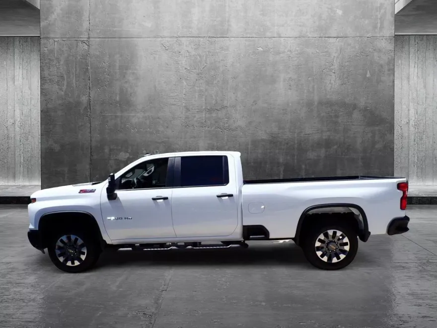 2025 Chevrolet Silverado 2500HD Custom photo 2