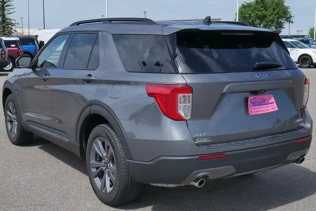 2023 Ford Explorer XLT photo 1
