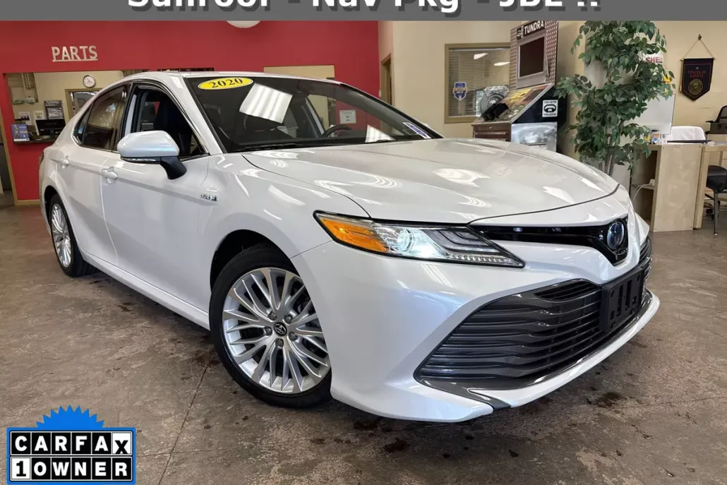 2020 Toyota Camry Hybrid XLE photo 1