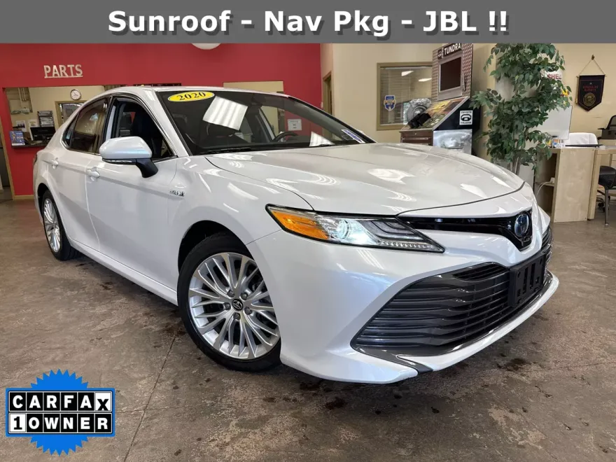 2020 Toyota Camry Hybrid XLE photo 1