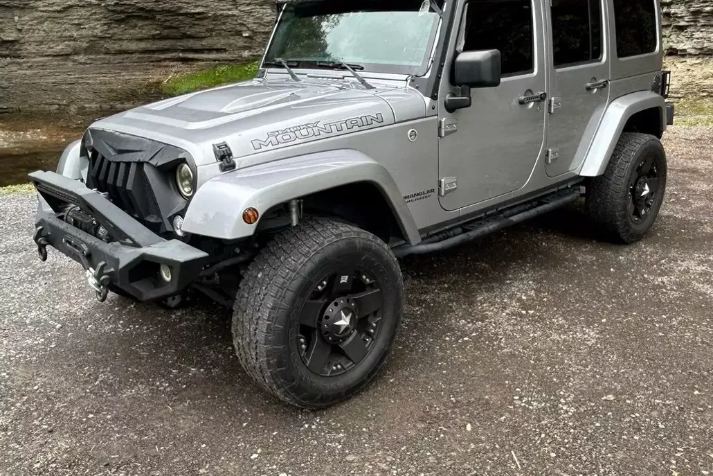 2017 Jeep Wrangler Unlimited Sahara photo 1