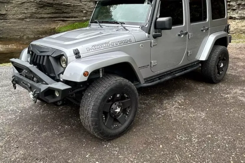 2017 Jeep Wrangler Unlimited Sahara photo 1