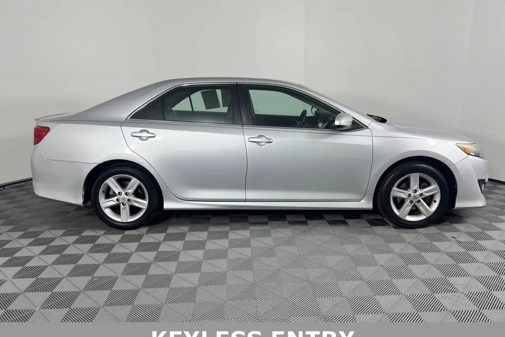 2014 Toyota Camry SE photo 1