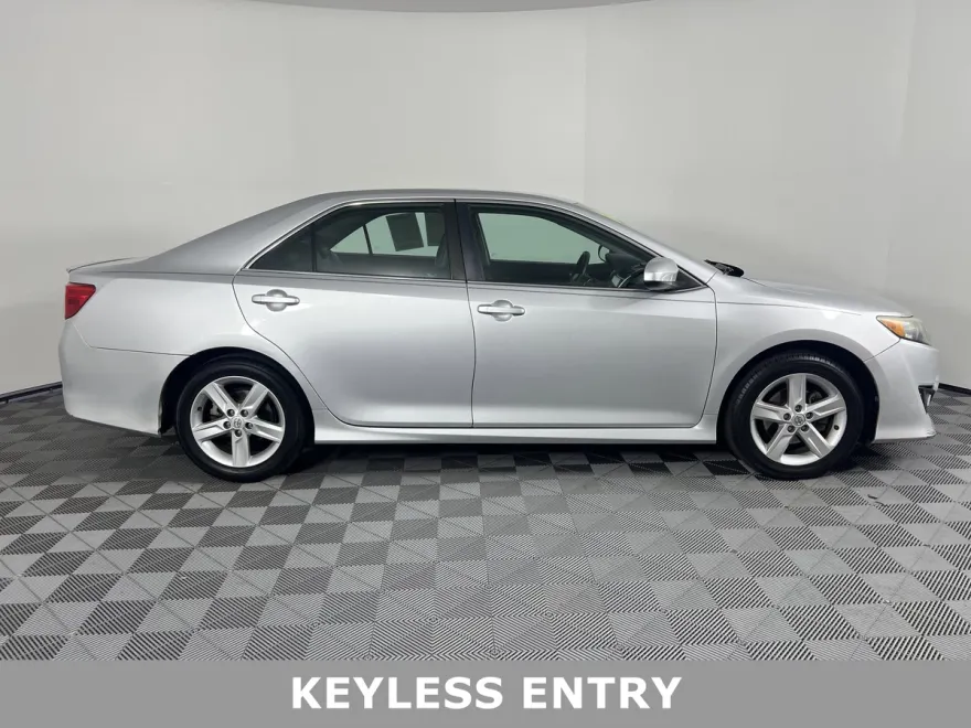 2014 Toyota Camry SE photo 1