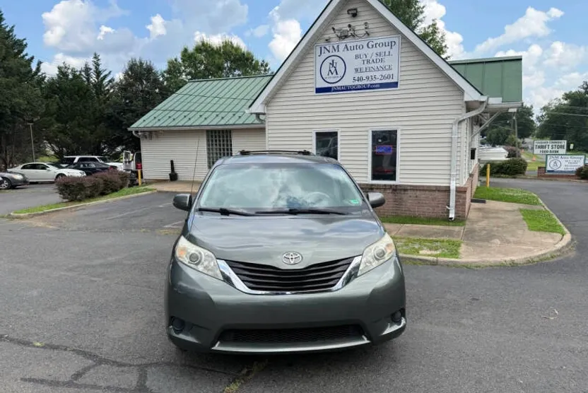 2011 Toyota Sienna LE photo 1