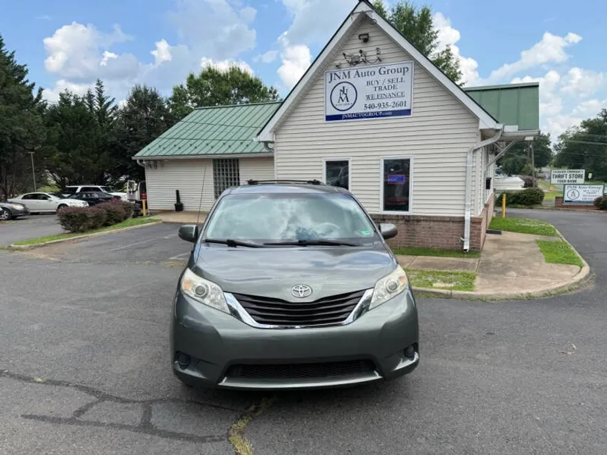 2011 Toyota Sienna LE photo 1