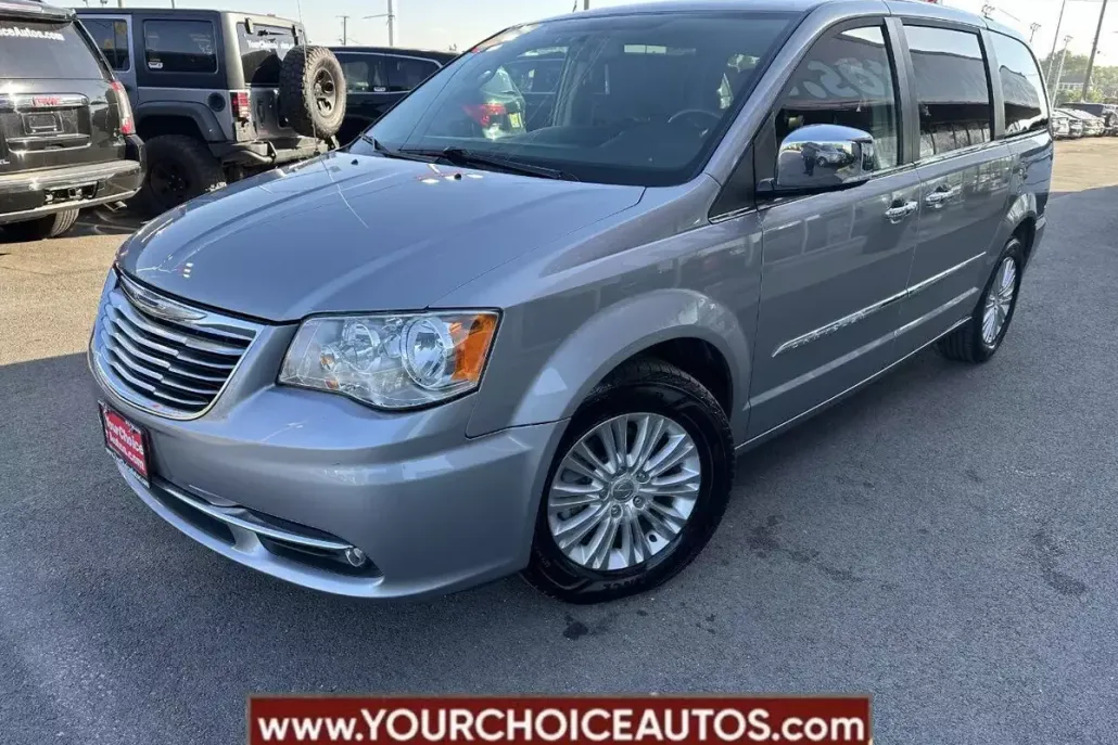 2015 Chrysler Town & Country Limited photo 1