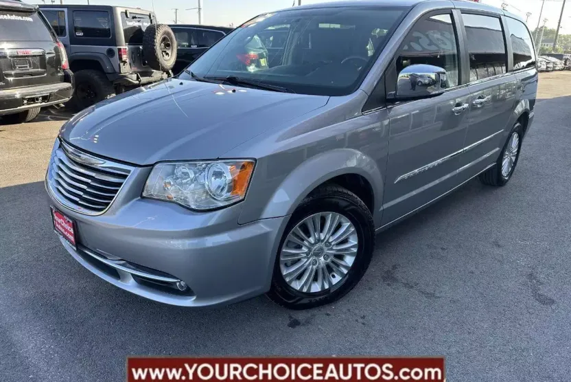 2015 Chrysler Town & Country Limited photo 1