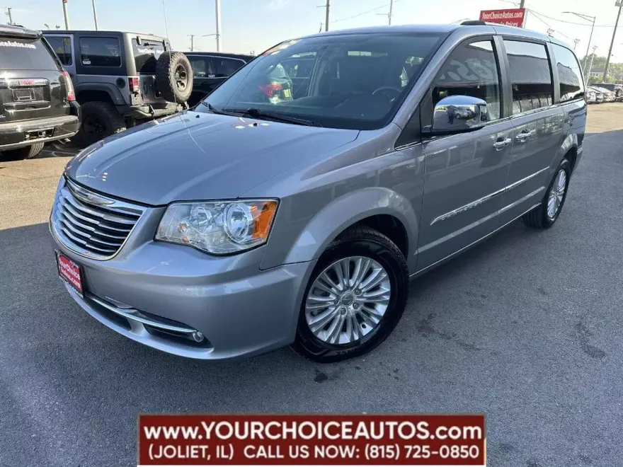 2015 Chrysler Town & Country Limited photo 1