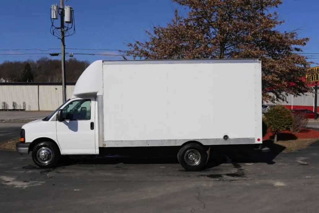 2016 Chevrolet Express 3500 Cutaway photo 1