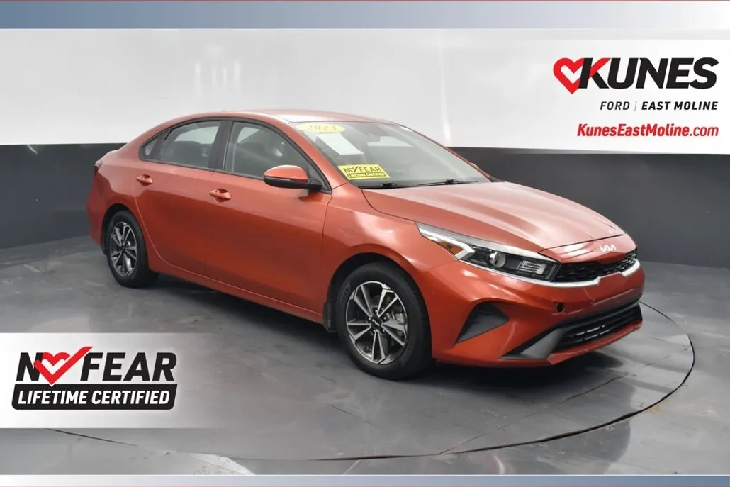 2023 Kia Forte LXS photo 1