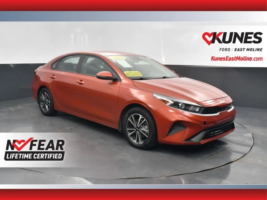 2023 Kia Forte LXS photo 1