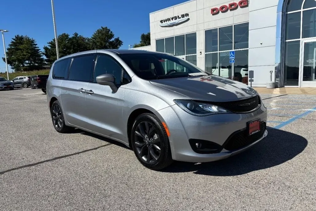 2019 Chrysler Pacifica Touring Plus photo 1